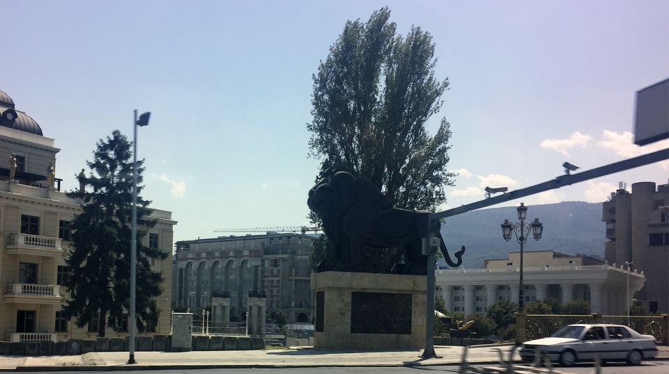 En løve-statue i Skopje