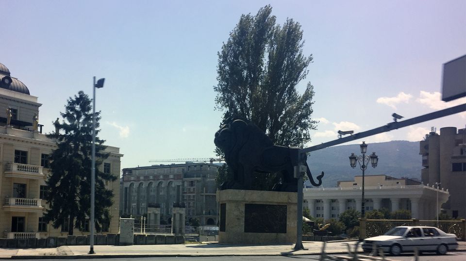 En løve-statue i Skopje En løve-statue i Skopje