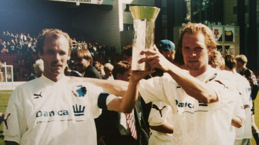 Pierre Larsen og Michael Manniche løfter DM-trofæet i 1993
