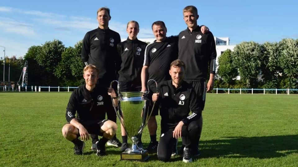 Staben omkring U17-holdet med pokalen i Frankrig Staben omkring U17-holdet med pokalen i Frankrig