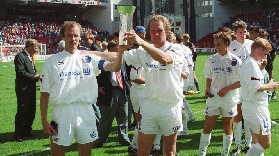 Pierre Larsen og Michael Manniche løfter DM-trofæet i 1993