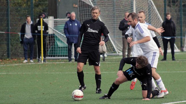 Daniel Jensen tackles af Thomas Helveg, mens Morten Bisgaard ser til Daniel Jensen tackles af Thomas Helveg, mens Morten Bisgaard ser til