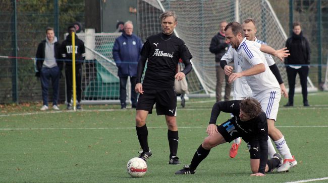 Daniel Jensen tackles af Thomas Helveg, mens Morten Bisgaard ser til