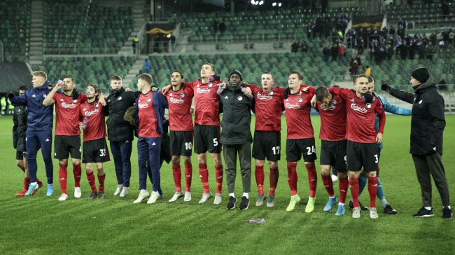 Spillerne jubler efter sejren Spillerne jubler efter sejren