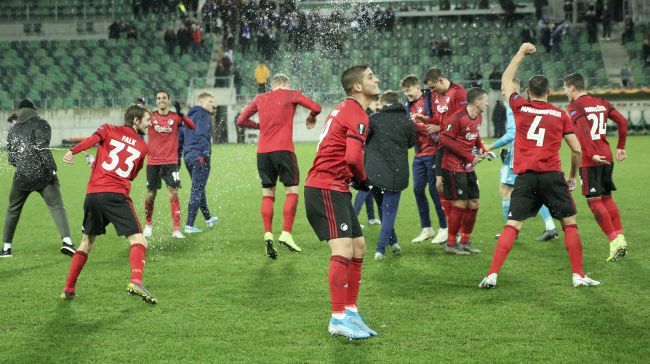 Spillerne jubler efter sejren Spillerne jubler efter sejren