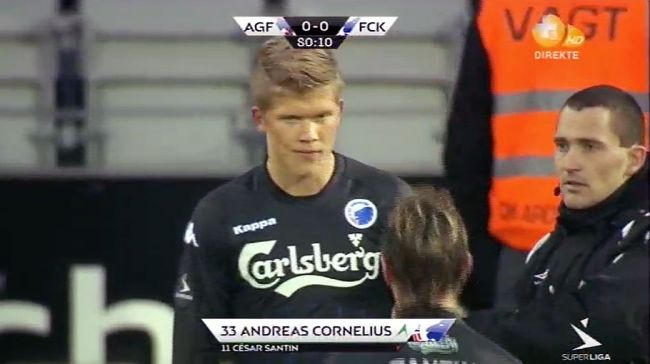 Andreas Cornelius indskiftes for Santin til sin debut