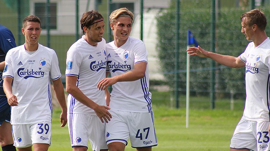 Oliver Andersen tiljubles efter sin scoring Oliver Andersen tiljubles efter sin scoring