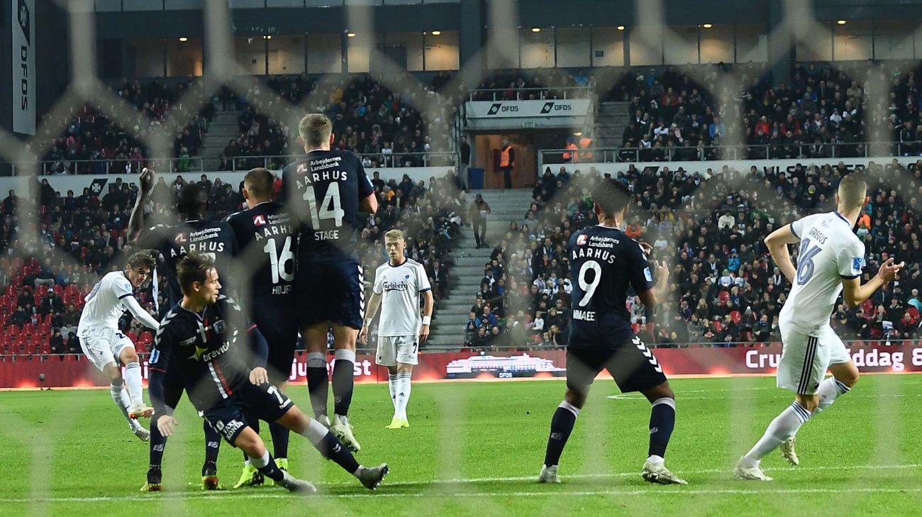 Robert Skov scorer på frispark