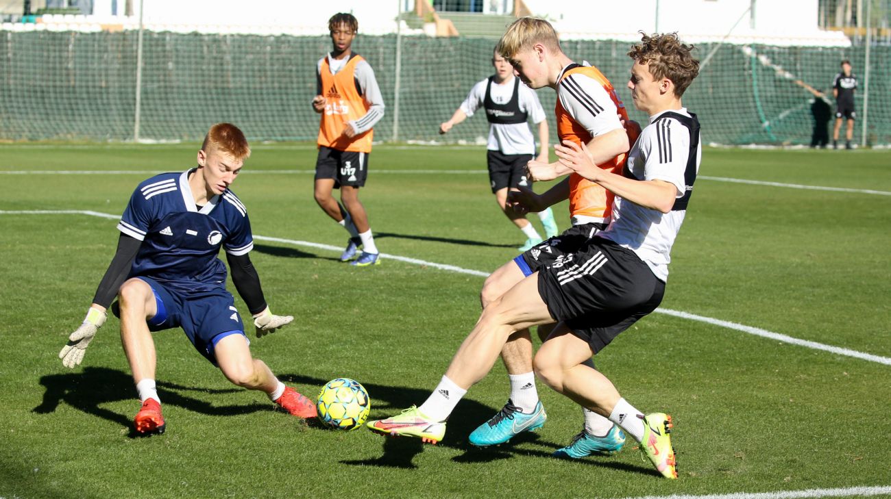 Jeppe Corfitzen afslutter på Samuel Andersen Jeppe Corfitzen afslutter på Samuel Andersen