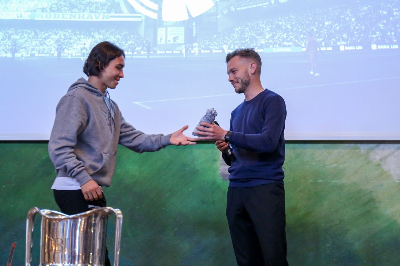 U17-cheftræner Alfred Johansson overrækker prisen til Noah Sahsah