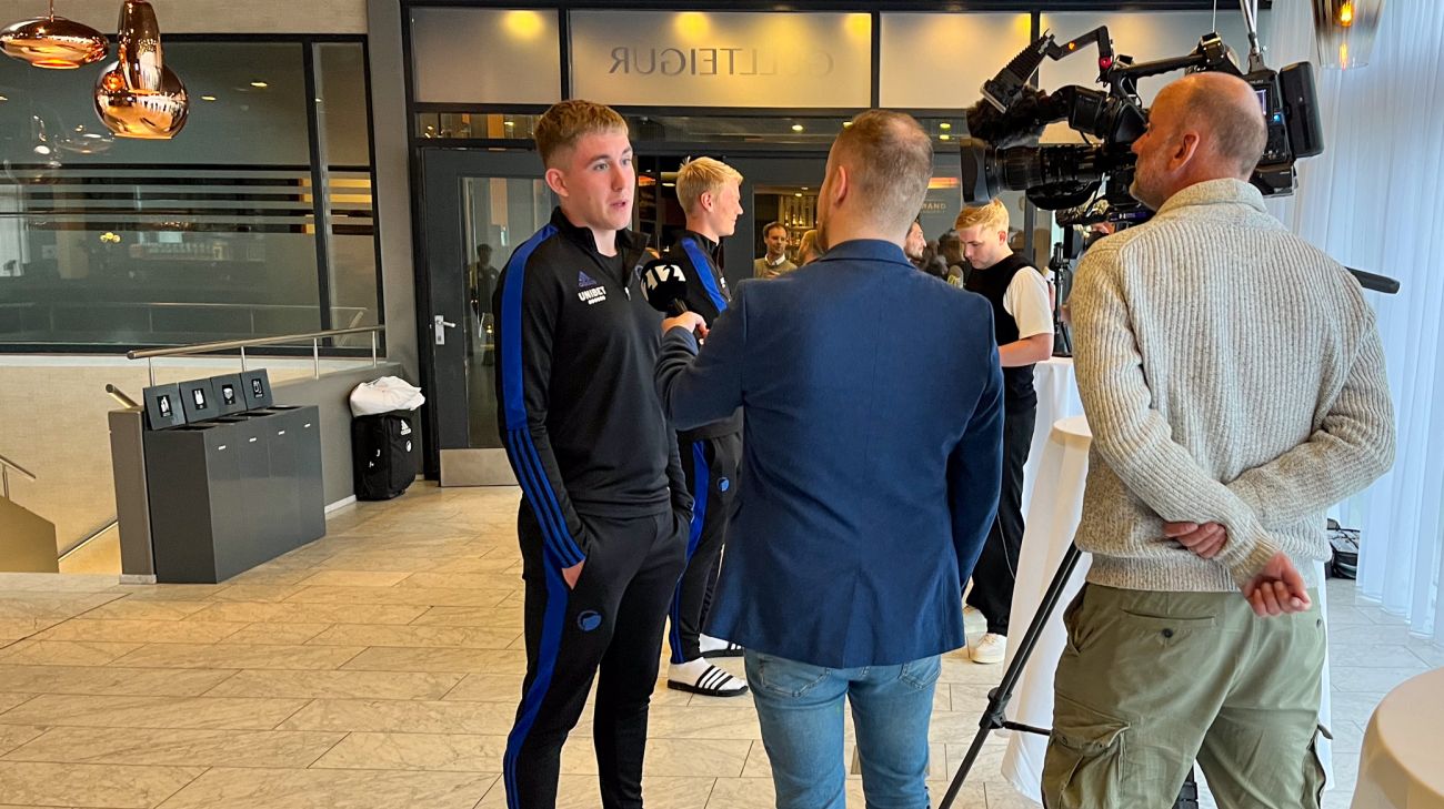 Isak Johannesson og Orri Oskarsson til pressemøde på hotellet i Reykjavik