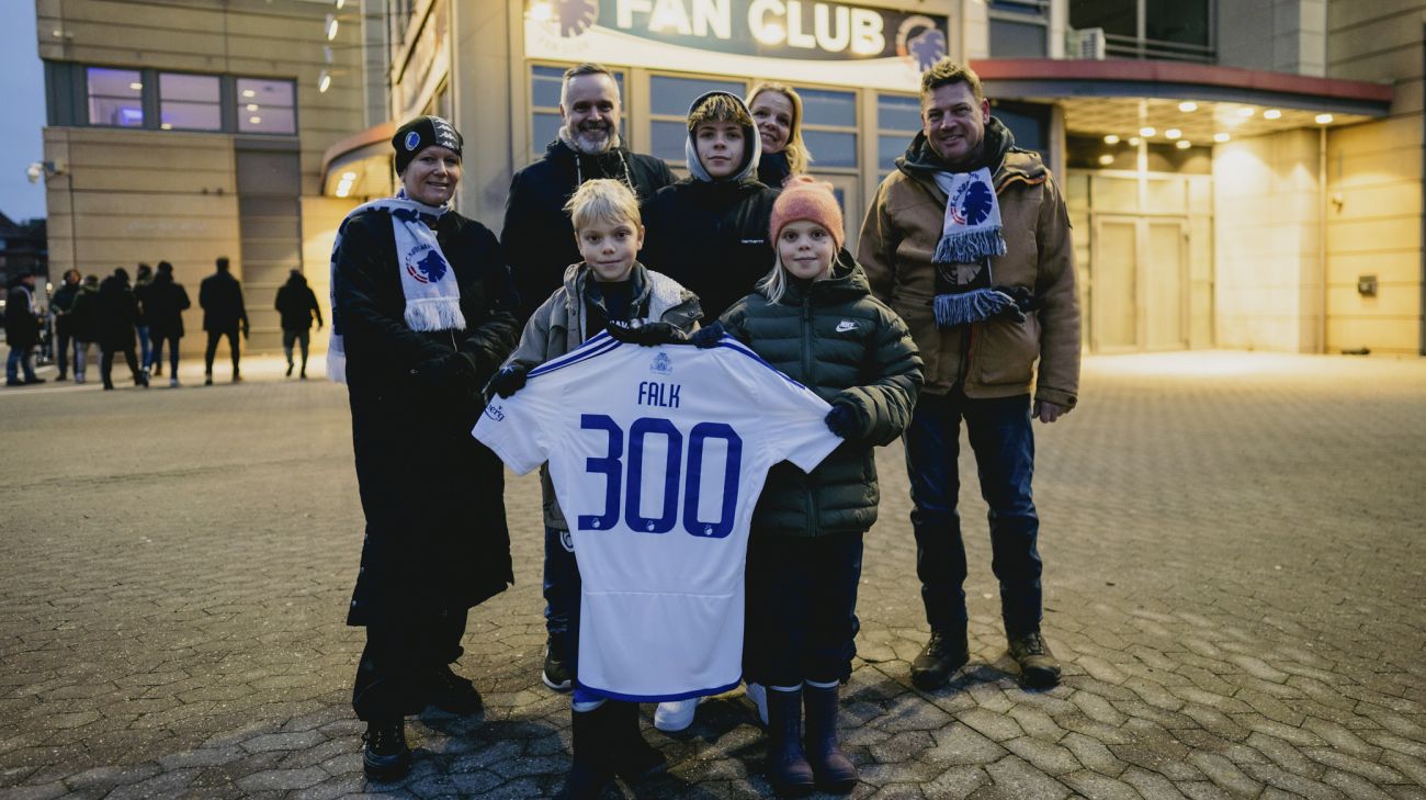 FCK-fans foran Parken med Rasmus Falks 300-kamps jubilæumstrøje