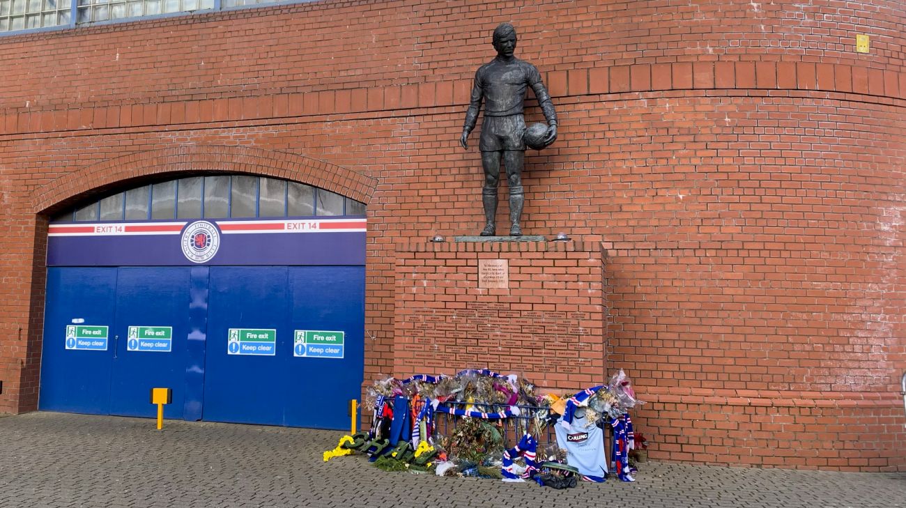 Ibrox Stadium - mindestatue for ofrene for katastrofen i 1971