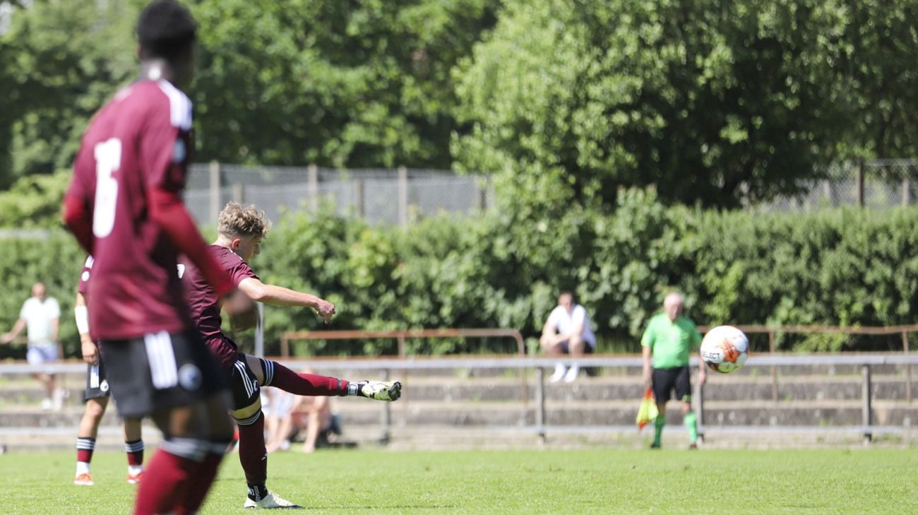 Hunor Vajk Németh scorer direkte på frispark Hunor Vajk Németh scorer direkte på frispark