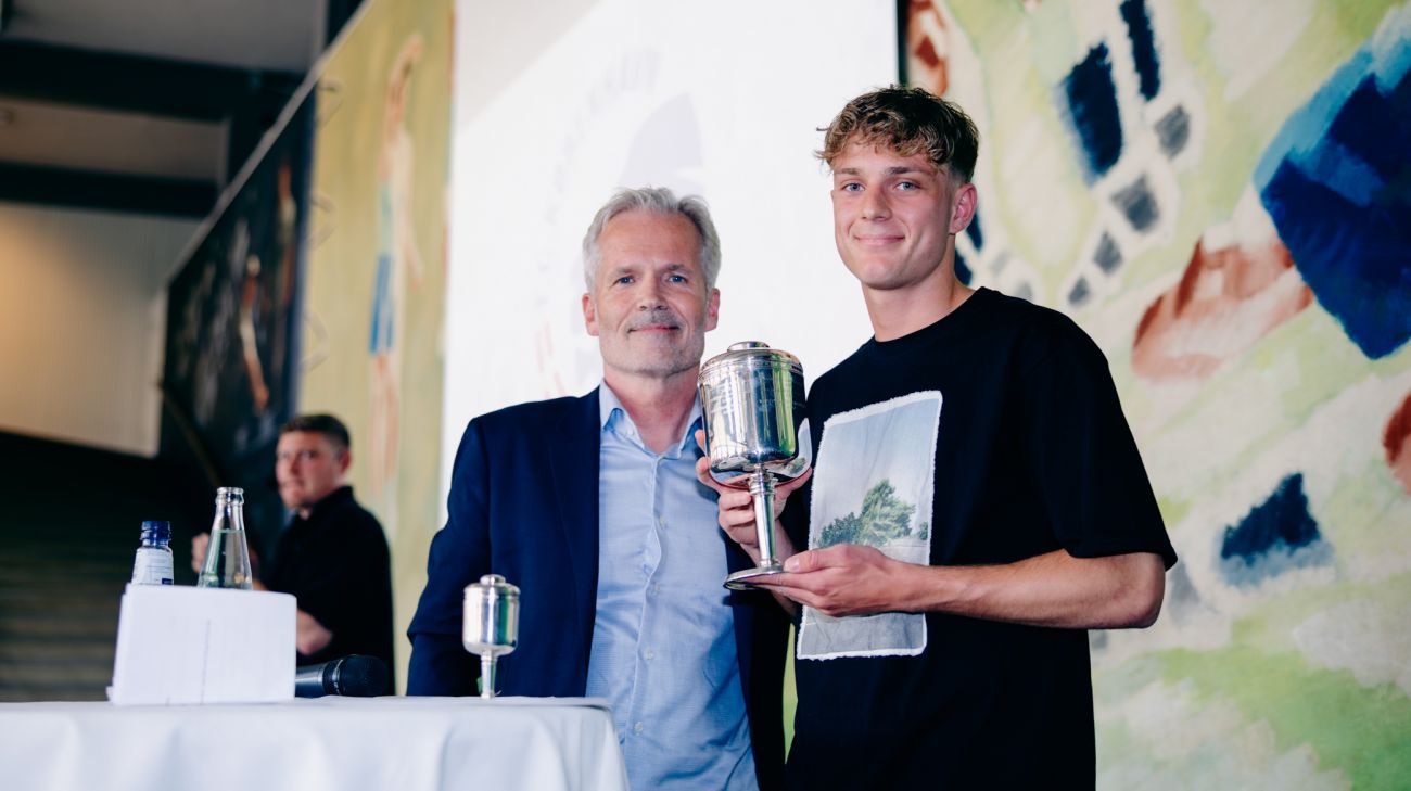 KB's formand Carsten Schiødte overrækker Granen til Hunor Németh
