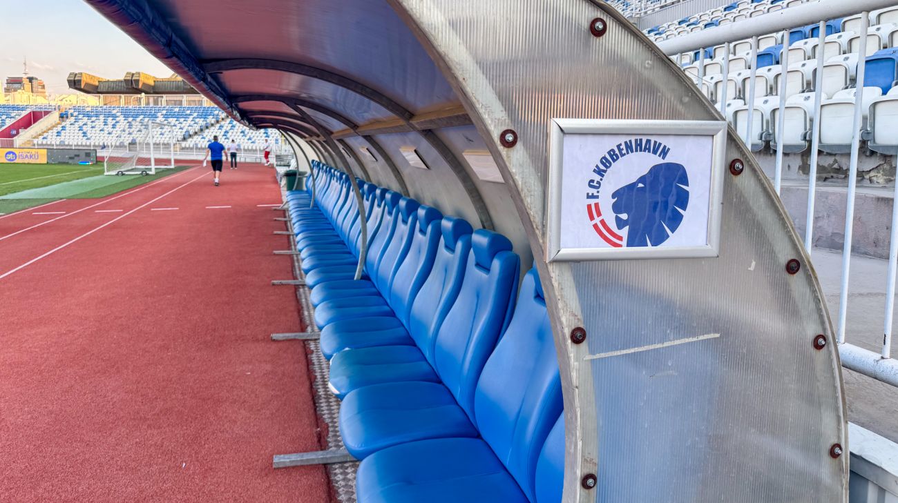 FCK's udskiftningsbænk på Stadiumi Fadil Vokrri
