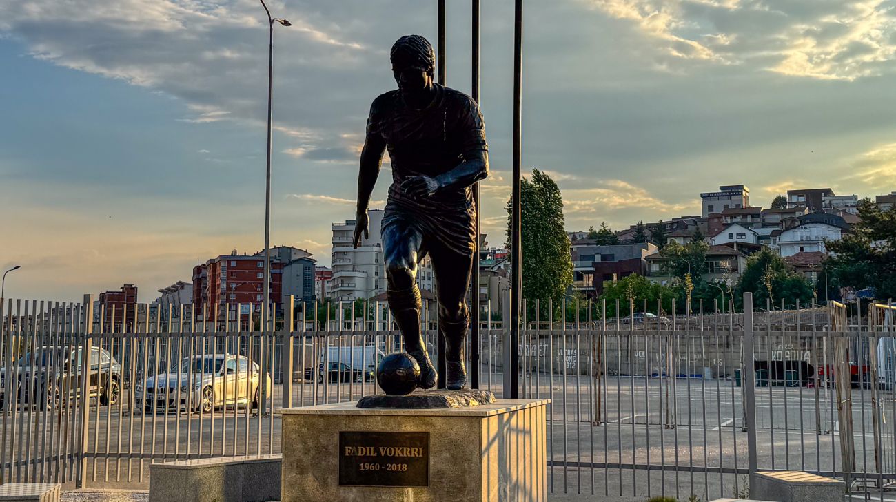 Statue af Fadil Vokrri uden for stadion