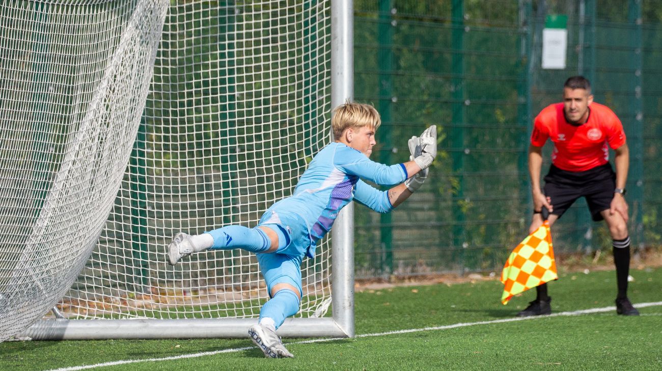 U17-keeper Philip Thomsen redder et straffespark U17-keeper Philip Thomsen redder et straffespark