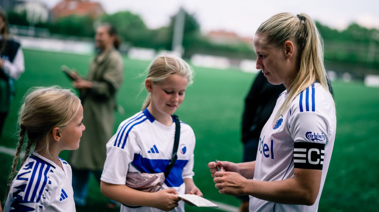 Julie Nowak giver autografer efter en hjemmekamp
