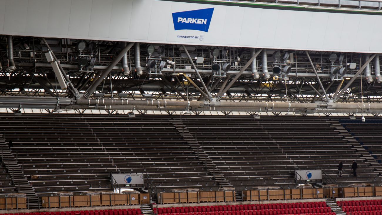 Udskiftning af sæder på Parkens A-tribune