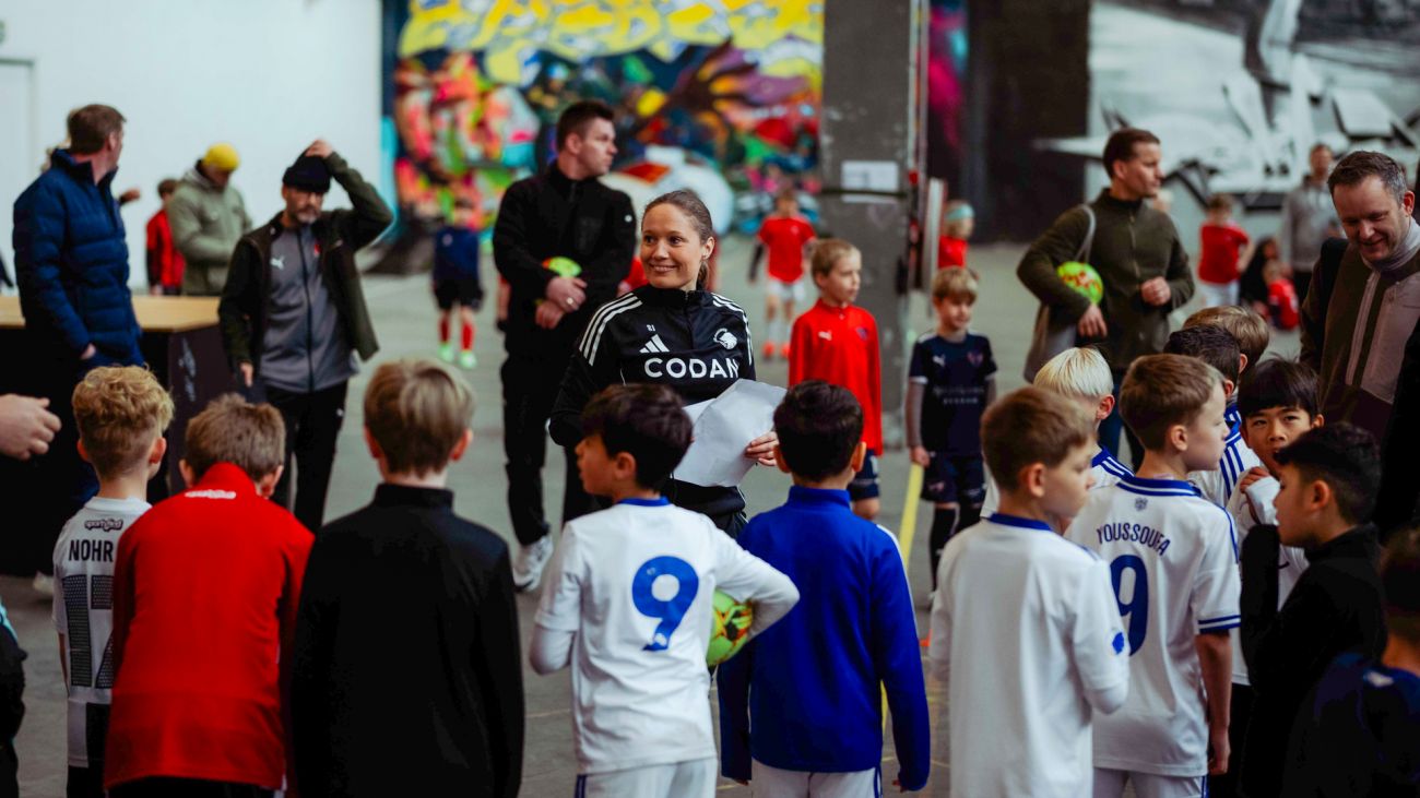 Streetstævne i Jernbanebyen - Sara Juhl fra FCK Børnefodbold byder velkommen