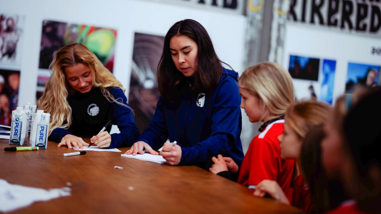 Streetstævne i Jernbanebyen Streetstævne i Jernbanebyen - Streetstævne i Jernbanebyen - Asii Berthelsen og Frederikke Benfeldt giver autografer