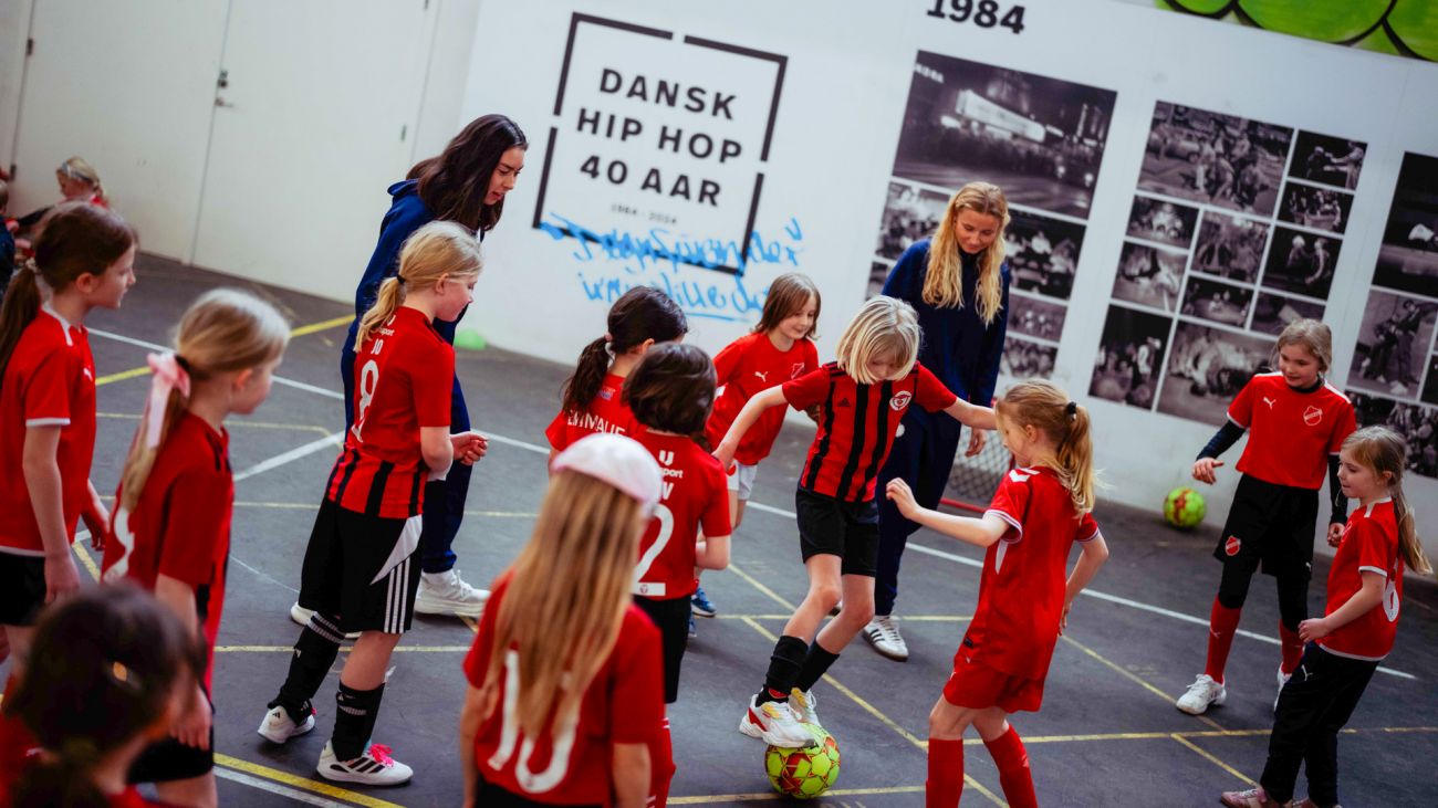 Streetstævne i Jernbanebyen - Streetstævne i Jernbanebyen - Asii Berthelsen og Frederikke Benfeldt spiller med