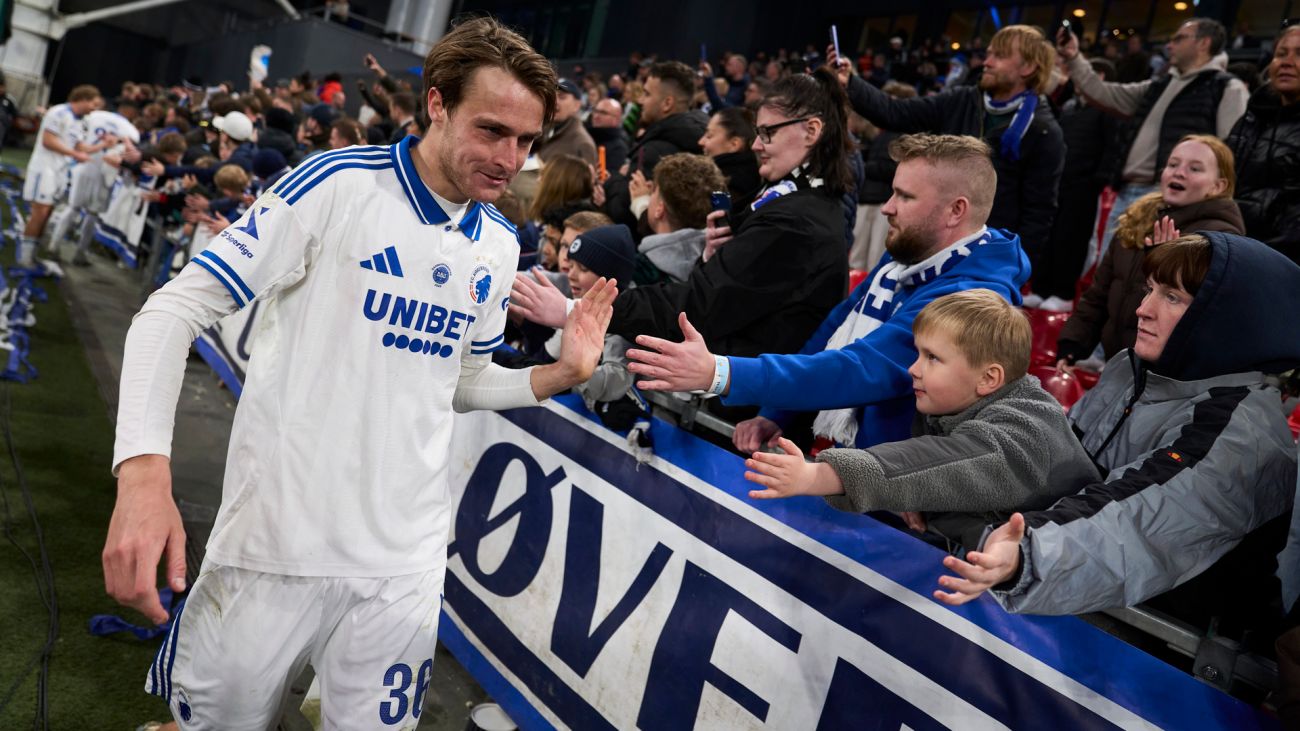 William Clem hilser på fansene på Familietribunen