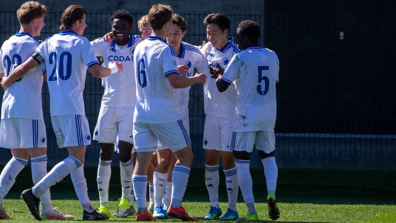 Holdkammeraterne tiljubler Kyung-Hyun Lee efter hans flotte mål