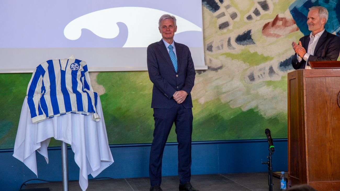 Gert Petersen blev udnævnt til æresgallerist af KB's formand Carsten Schiødte