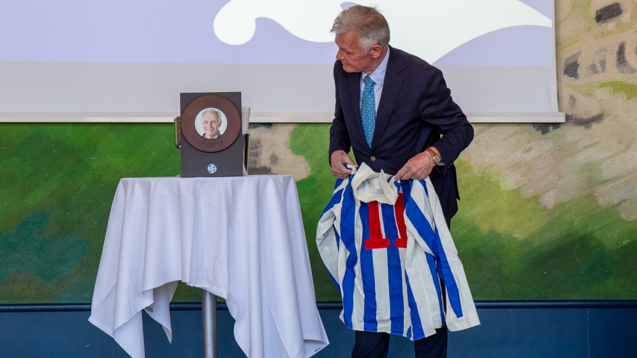 Gert Petersen studerer portrætter, der skal op og hænge i KB's Æresgalleri