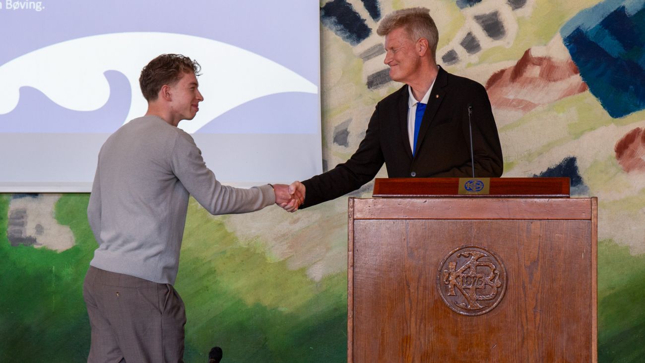 Fodboldformand Keld Jørgensen overrækker Granen til Oliver Højer