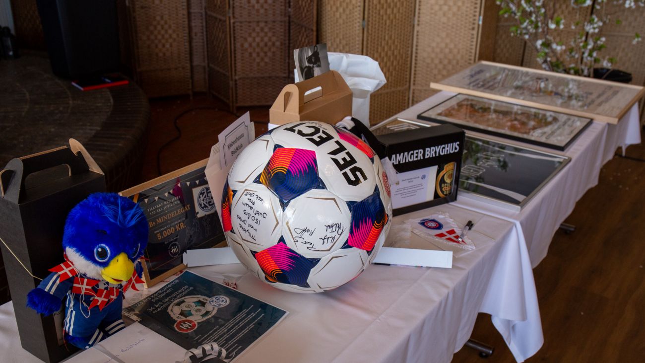 KB's gavebord med blandt andet en fodbold fra SELECT