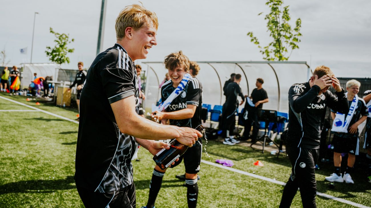 Matchvinder Teo Reeh fejrer mesterskabet med holdkammeraterne
