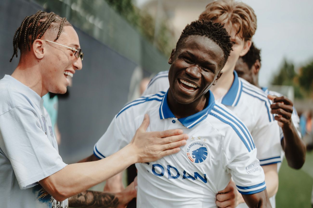Robert Silva var ude og se U19 og jubler her med Sheikh Jaw