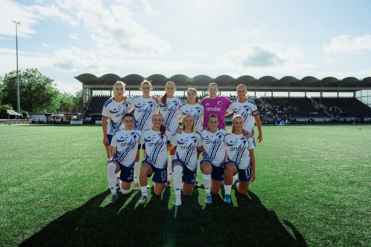 Holdfoto før kickoff i Vanløse Idrætspark