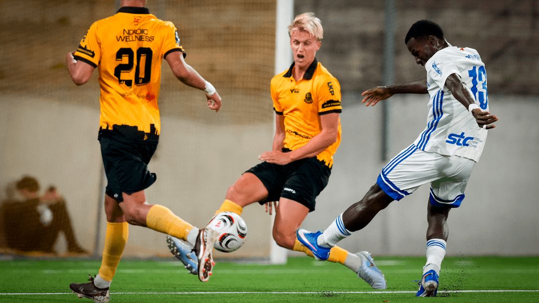 FC Rosengårds Emmanuel Igbonekwu afslutter mod Lunds BK