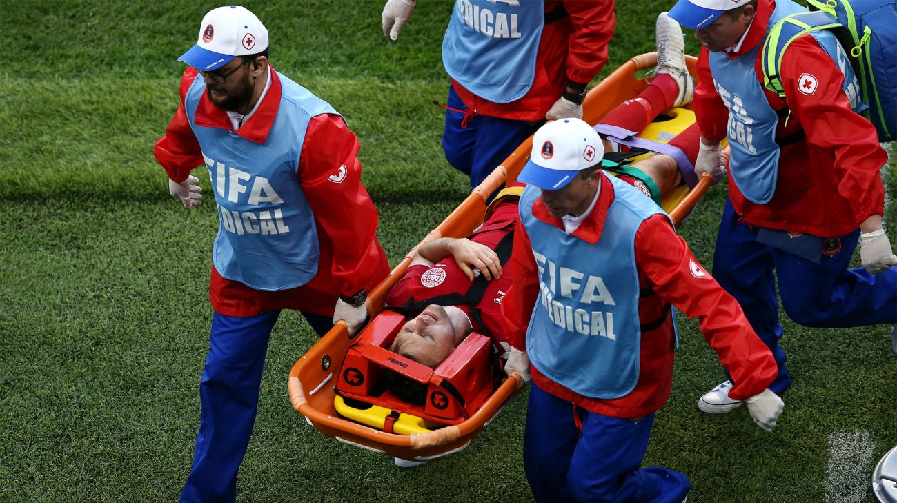 William Kvist må bæres fra banen i Danmarks VM-premiere mod Peru