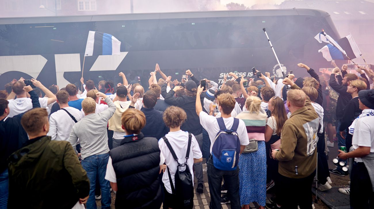 Spillerbussen ankommer