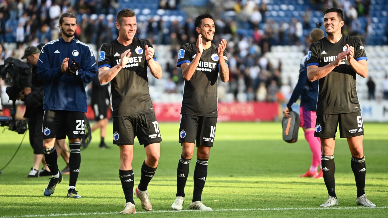 Spillerne takker fansene efter kampen