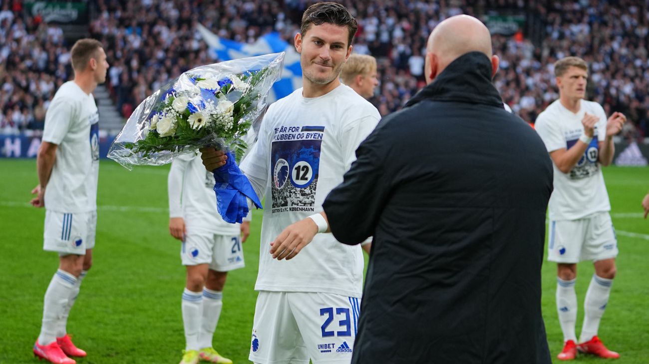 Jonas Wind får blomster for sine 100 kampe for klubben