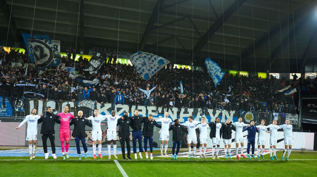 Spillerne jubler med fansene Spillerne jubler med fansene