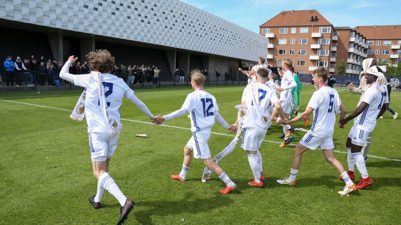 U19 fejrer mesterskabet U19 fejrer mesterskabet