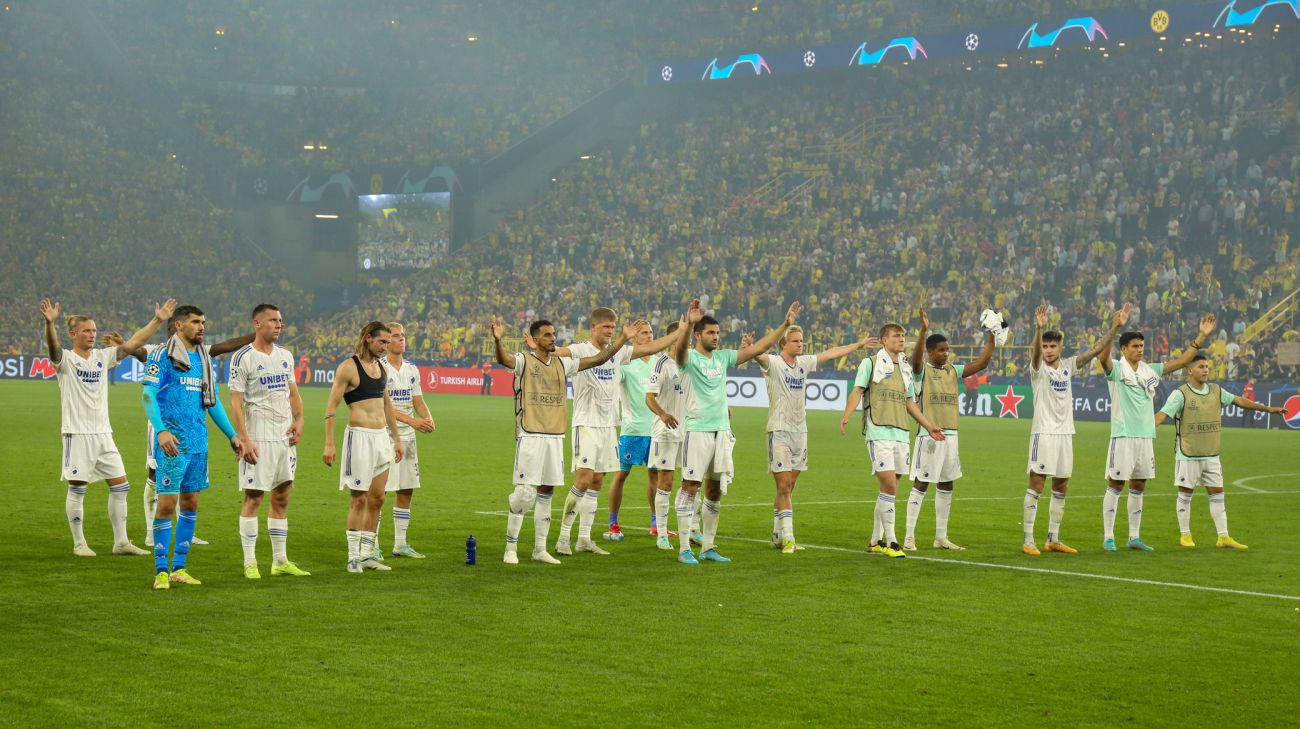 Spillerne takker fansene for støtten Spillerne takker fansene for støtten