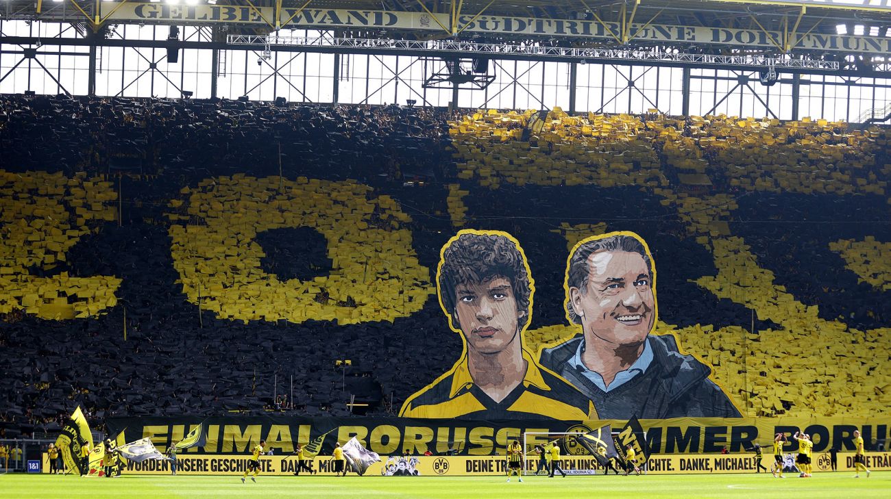 Tifo-hyldest til afgående sportsdirektør Michael Zorc Tifo-hyldest til afgående sportsdirektør Michael Zorc
