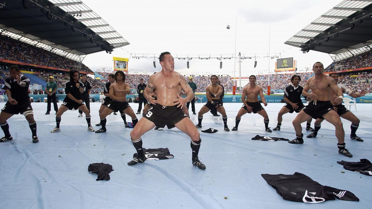 New Zealands rugbyhold jubler i 2002 på City of Manchester Stadium