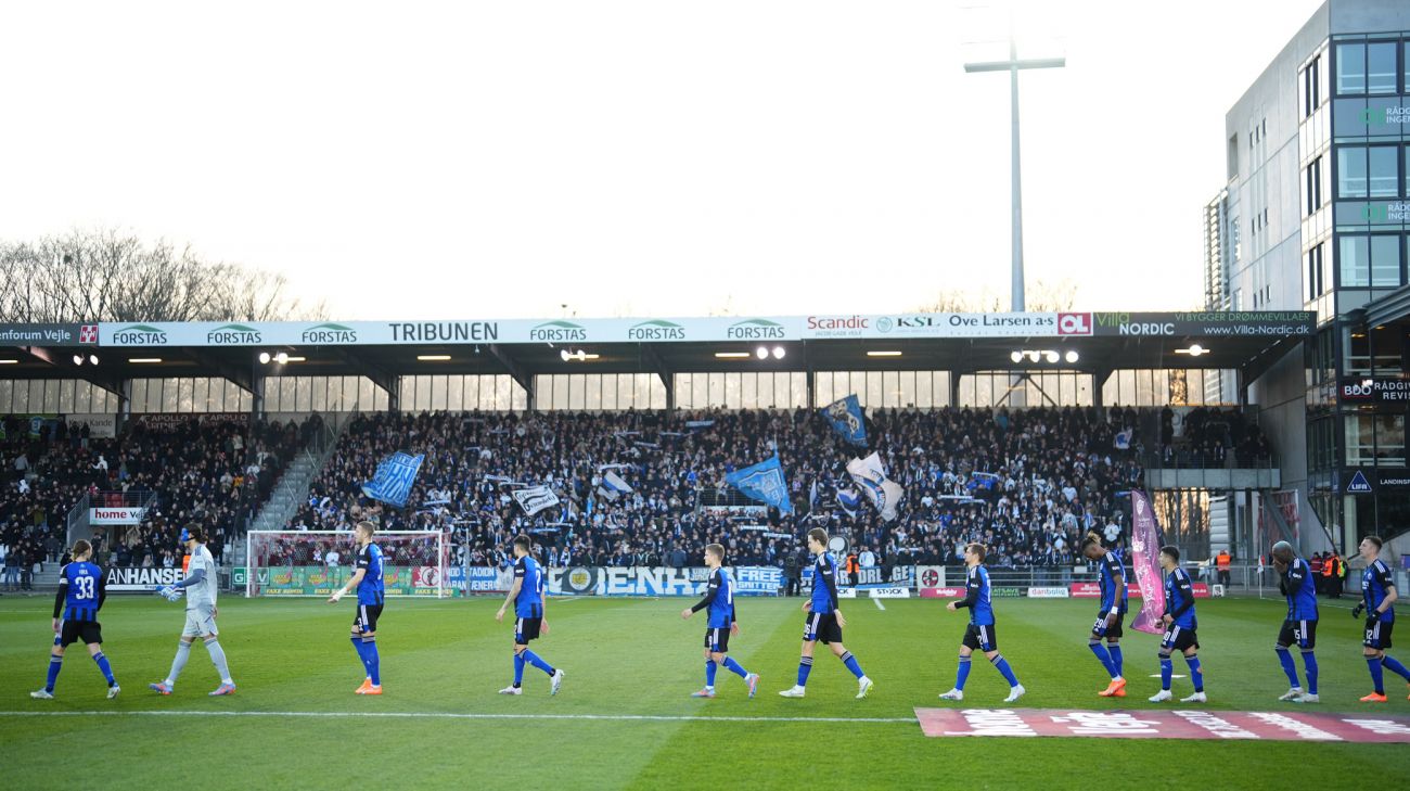 Spillerne løber på banen