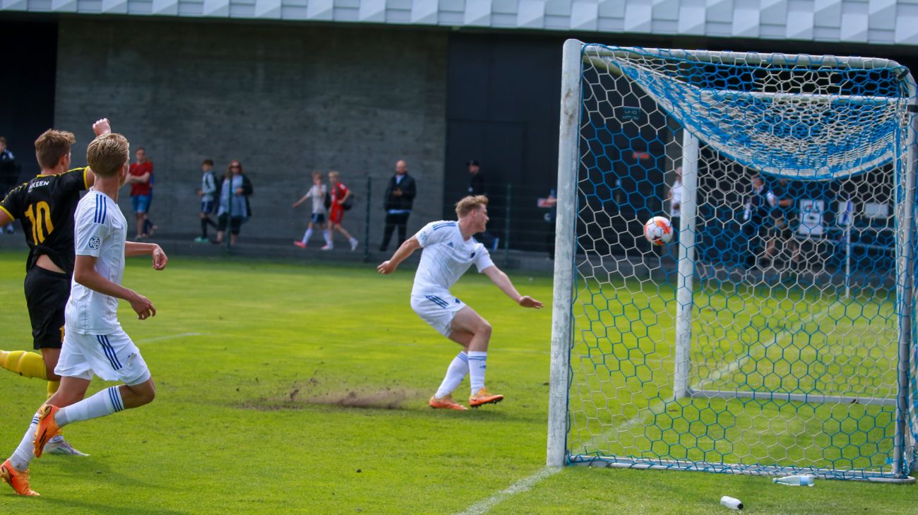 Thomas Jørgensen (tv) scorer - inde foran mål er det Emil Højlund