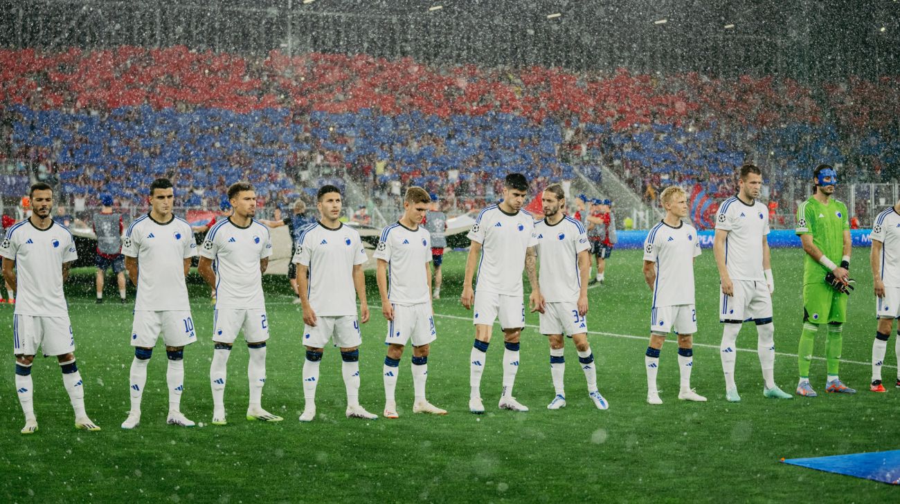 Holdet præsenteres før kickoff Holdet præsenteres før kickoff