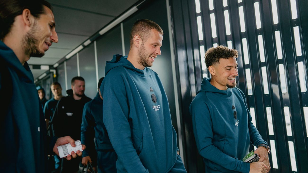 Kamil Grabara, Denis Vavro og Jordan Larsson i det nye adidas ZNE outfit Kamil Grabara, Denis Vavro og Jordan Larsson i det nye adidas ZNE outfit